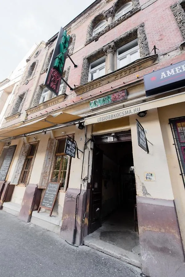 Budapest Party Hostel At Udvarom
