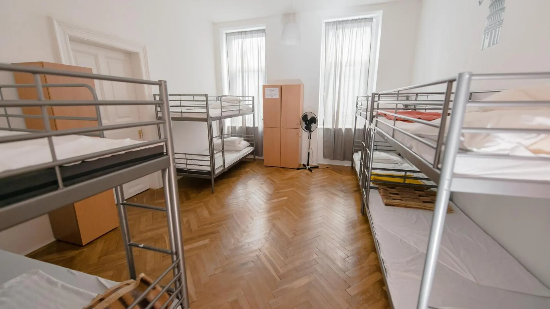 Budapest Party Hostel At Udvarom