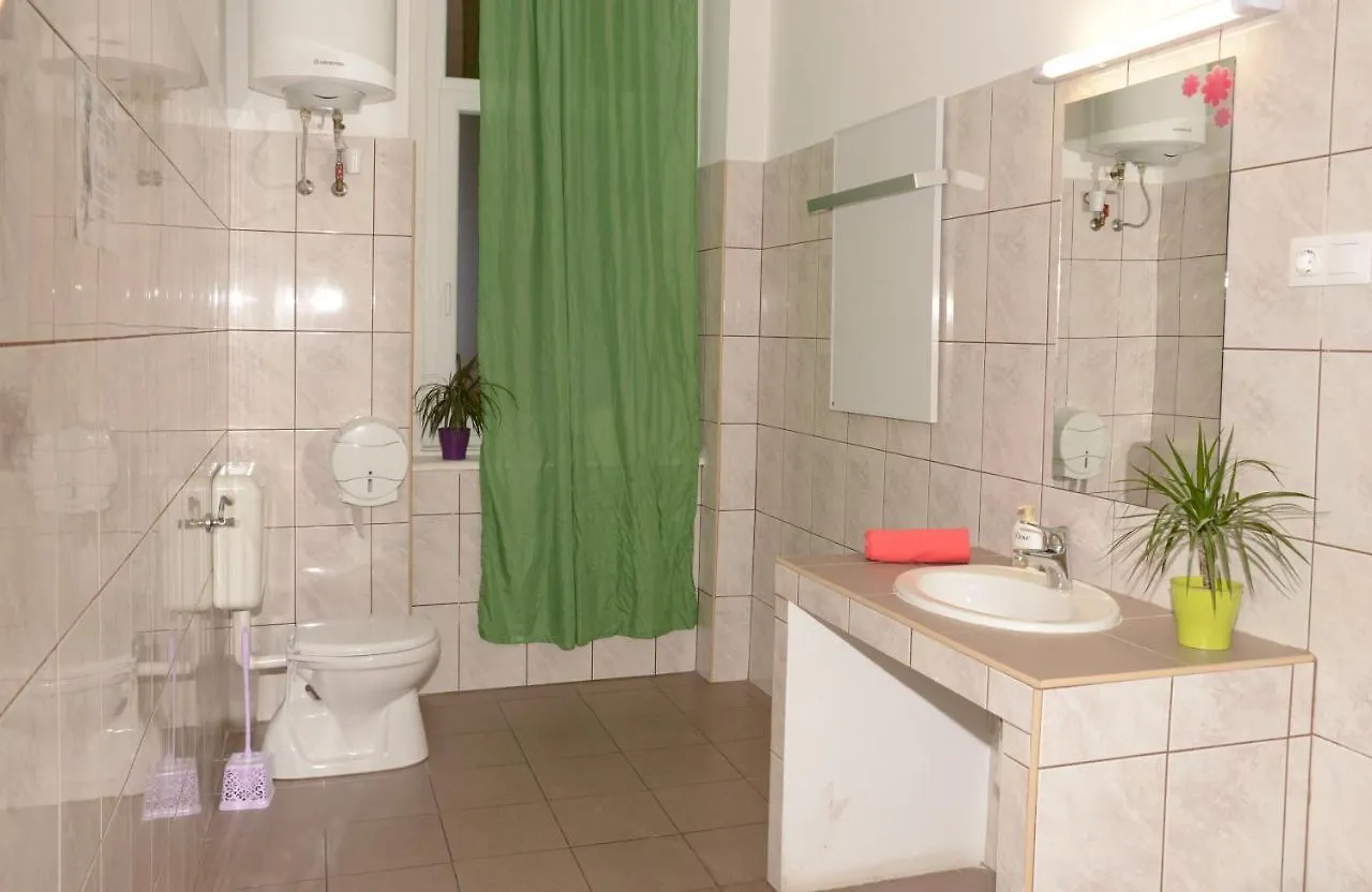 Budapest Party Hostel At Udvarom